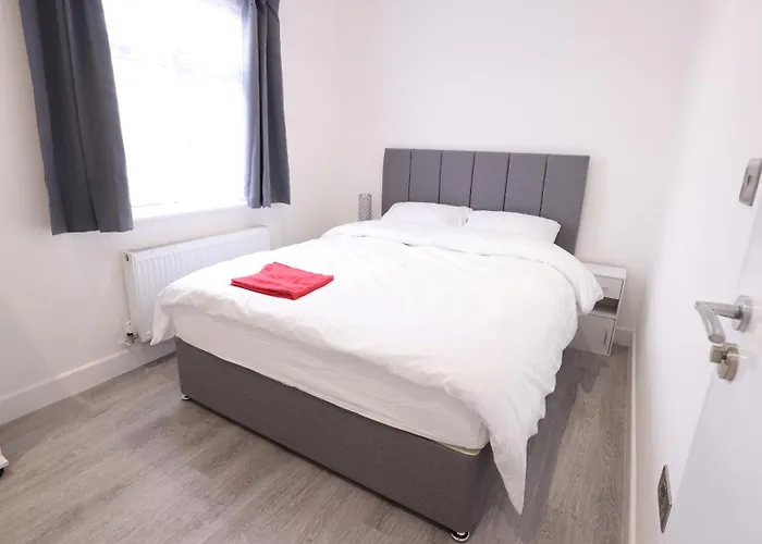 Flat 1 - 24 Cliff Road