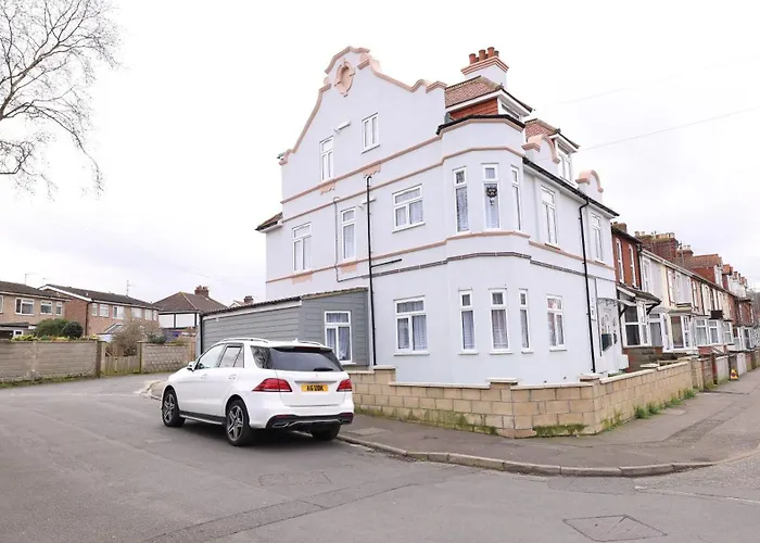 Flat 1 - 24 Cliff Road